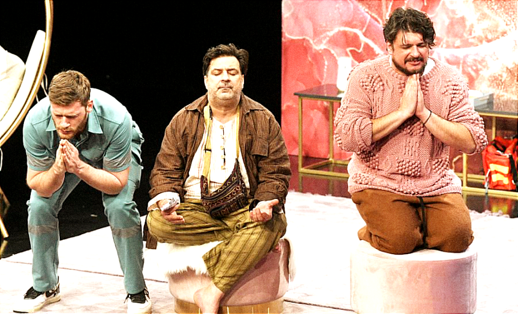 Moralno potkovana kumstva, iskrena prijateljstva, principijelni odnosi ili sve suprotno od toga tema je atraktivnog komada “Ne igraj na Engleze”, autora Vladimira Đurđevića, rediteljske magije Staše Koprivice. Ova predstava na scenu Beogradskog dramskog pozorišta unosi bujicu humora, ali i pregršt iznenađenja koja smeh stavljaju pod kočnicu u deliću sekunde, tražeći odgovore u bunilu neverice i neprevidivog.